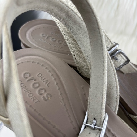 CROCS Cream Wedge Sandals with Minimalist Design - Picture 6 of 11